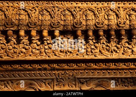 India, Rajasthan, Shekhawati, Dundlod, Tunanram Goenka (seth rus Das) Haveli, restaurata casa di ricco mercante, cortile, scultura decorativa su legno Foto Stock