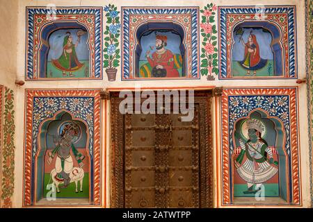 India, Rajasthan, Shekhawati, Dundlod, Tunanram Goenka (seth rus Das) Haveli, restaurato casa di ricco mercante, cortile, dipinto muro decorazione pa Foto Stock