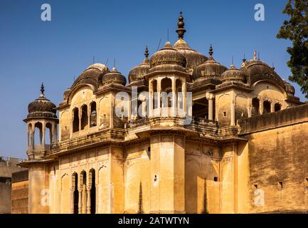 India, Rajasthan, Shekhawati, Dundlod, Jagathia Haveli, Chhatri adiacente alla proprietà storica Foto Stock