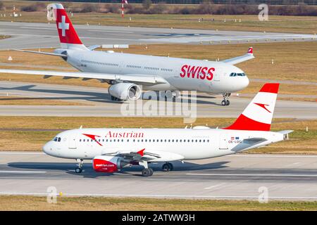 Zurigo, Svizzera - 1 febbraio 2020: Airbus A319 di Austrain Airlines e aereo di Swiss Airlines all'aeroporto di Zurigo (ZRH) in Svizzera. Airbus è un Foto Stock