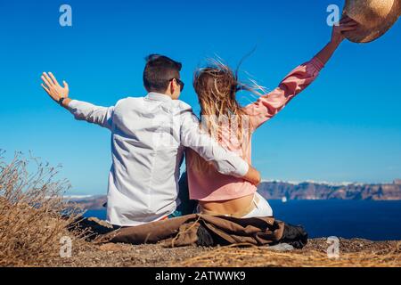 San Valentino. Coppia in amore godendo il paesaggio marino in luna di miele sull'isola di Santorini, Grecia. Vacanze e viaggi Foto Stock