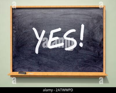 Scuola lavagna con 'YES!' scritto su di essa Foto Stock