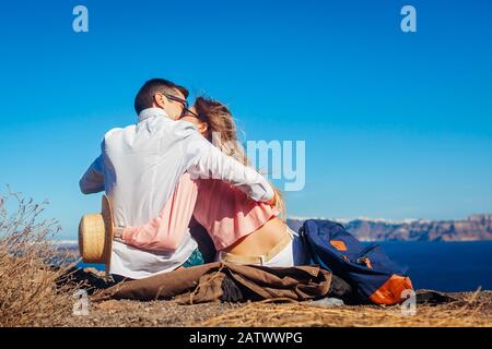 San Valentino. Coppia in amore godendo il paesaggio marino in luna di miele sull'isola di Santorini, Grecia. Vacanze e viaggi Foto Stock