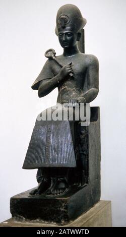 Statua di Ramesse II (1279-1213 a.C.). faraone egiziano. Nuovo Regno, Dinastia 19th. Diorite. Da Tebe, Egitto. Museo Egizio. Torino, Italia. Foto Stock