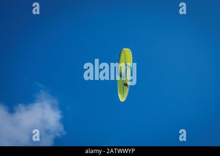 Parapendio sul mare in Grecia Foto Stock