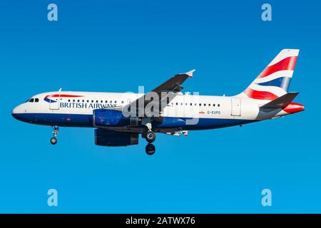 Monaco di Baviera, Germania - 16 gennaio 2020: British Airways Airbus A319 aereo all'aeroporto di Monaco (MUC) in Germania. Airbus è un produttore di aeromobili di T Foto Stock