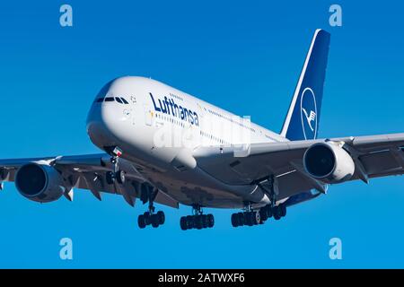 Monaco di Baviera, Germania - 16 febbraio 2019: Aereo Lufthansa Airbus A380 all'aeroporto di Monaco (MUC) in Germania. Airbus è un costruttore di aeromobili di Toulou Foto Stock