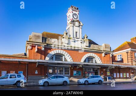 Stazione ferroviaria di Tunbridge Wells costruita in mattoni rossi con una torre dell'orologio, Kent UK Foto Stock