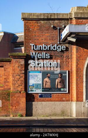 Stazione ferroviaria di Tunbridge Wells costruita in mattoni rossi con una torre dell'orologio, Kent UK Foto Stock