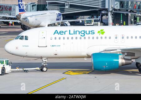 Zurigo, Svizzera - 1 febbraio 2020: Aereo Airbus A320 Aer Lingus all'aeroporto di Zurigo (ZRH) in Svizzera. Airbus è un produttore di aeromobili per Foto Stock