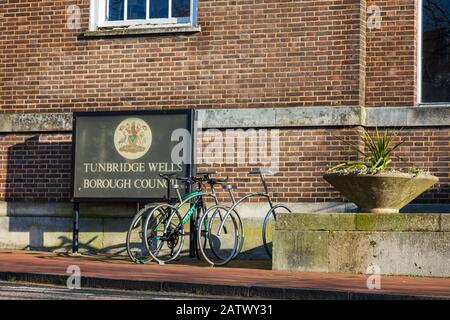 Nuovo portabiciclette presso il Royal Tunbridge Wells Town Hall, Tunbridge Wells, Kent, sede degli uffici del consiglio comunale di borough, Regno Unito Foto Stock