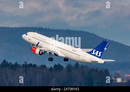 Zurigo, Svizzera - 1 febbraio 2020: Aeromobile SAS Airbus A320 Neo all'aeroporto di Zurigo (ZRH) in Svizzera. Airbus è un produttore di aeromobili di T Foto Stock