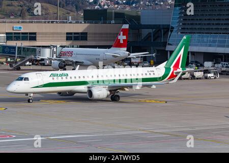 Zurigo, Svizzera - 1 febbraio 2020: Aereo Alitalia Embraer E195 all'aeroporto di Zurigo (ZRH) in Svizzera. Foto Stock