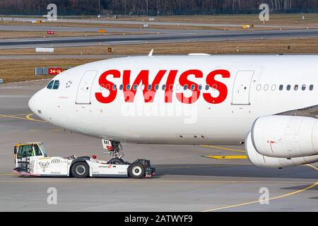 Zurigo, Svizzera - 1 febbraio 2020: Aeromobile Airbus A340 della Swiss International Airlines all'aeroporto di Zurigo (ZRH) in Svizzera. Airbus è un aircraf Foto Stock