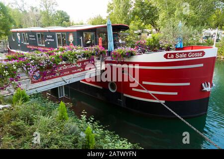 La sale Gosse artigianale negozio di articoli da regalo in barca, ormeggiata a Chanaz sul canale Canal de Savières nel sud-est della Francia. Foto in agosto; alta stagione estiva per il turismo a Chanaz (112) Foto Stock