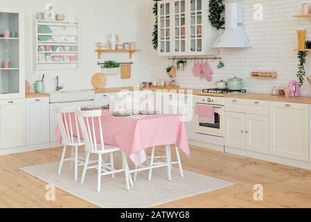 Interno Della Moderna Cucina Bianca Con Pareti Rosa E Decorazioni Alla  Vigilia Di Capodanno Natalizio Pino Con Regali E Luci Avvolti - Fotografie  stock e altre immagini di Cucina - iStock