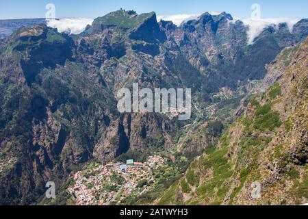 Paesaggio di montagna Madeira spettacolare vista valle con piccole case all'aperto concetto di viaggio Foto Stock