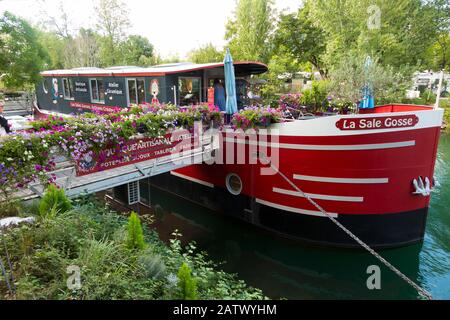 La sale Gosse artigianale negozio di articoli da regalo in barca, ormeggiata a Chanaz sul canale Canal de Savières nel sud-est della Francia. Foto in agosto; alta stagione estiva per il turismo a Chanaz (112) Foto Stock