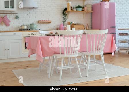 Cucina moderna e luminosa con colori bianco e rosa Foto stock - Alamy