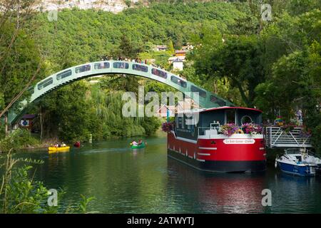 La sale Gosse artigianale negozio di articoli da regalo in barca, ormeggiata a Chanaz sul canale Canal de Savières nel sud-est della Francia. Foto in agosto; alta stagione estiva per il turismo a Chanaz (112) Foto Stock