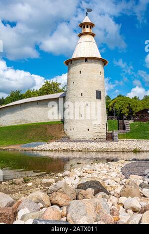 Pskov, Voskresenskaya (alta) torre della Città Rotonda alla foce del fiume Pskova, una popolare destinazione turistica Foto Stock
