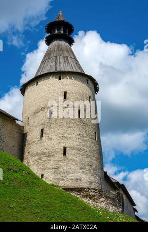 Pskov, la torre centrale del Cremlino di Pskov, un luogo storico Foto Stock
