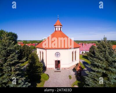 Veduta aerea di Cristo a forma ottagonale Chiesa del Re a Radzieje, Polonia (ex Rosengarten, Prussia orientale) Foto Stock