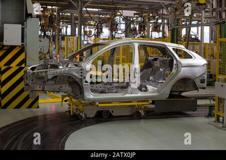 Russia, Izhevsk - 14 Dicembre 2019: Lada Automobile Plant Izhevsk. Costruzione del telaio di una nuova vettura in piedi sui carrelli. Imprese manifatturiere. Foto Stock