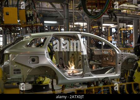 Russia, Izhevsk - 14 dicembre 2019: Lada Automobile Plant Izhevsk, parte del gruppo AVTOVAZ. Saldatura del telaio di una nuova vettura con un robot. Foto Stock