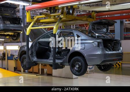 Russia, Izhevsk - 14 Dicembre 2019: Lada Automobile Plant Izhevsk. I corpi delle nuove vetture dopo la verniciatura sulla linea di trasporto. Officina di assemblaggio. Foto Stock