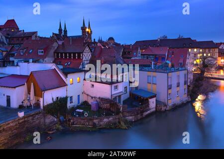 Veduta panoramica aerea del centro storico di Bamberga sul fiume Regnitz con il monastero di Michelsberg di notte, Baviera, alta Franconia, Germania Foto Stock