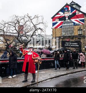 Alan Myatt una città che grida fuori dal mercato di Camden lock Londra Inghilterra Foto Stock