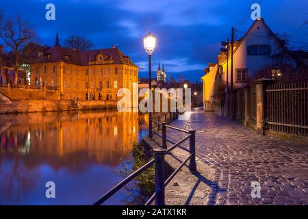 Vista panoramica della città vecchia sul fiume Regnitz di notte a Bamberg, Baviera, alta Franconia, Germania Foto Stock