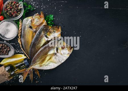 Pesce affumicato, Omero. Frutti Di Mare. Su uno sfondo di legno. Vista dall'alto. Spazio libero per il testo. Foto Stock