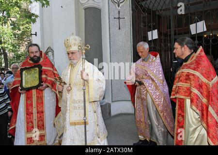 Un alfieri che conduce la processione attorno ad una chiesa ortodossa orientale di San Giorgio a Sofia, Bulgaria, il 6 maggio 2012. Foto Stock