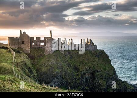 Dunluce Castle in alto su su un seacliff sulla costa di North Antrim in Irlanda del Nord Foto Stock