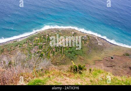 Veduta aerea madeira portugal achadas da cruz zona agricola vicino alle onde del mare Foto Stock