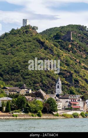 KAMP-BORNHOFEN, GERMANIA - 06 LUGLIO 2019: Vista del castello di Sterrenberg e del castello di Liebenstein sopra il fiume Reno e il villaggio Foto Stock