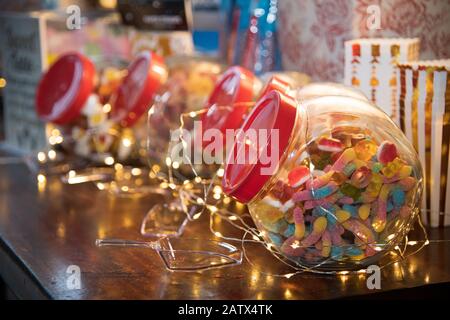 Barattolo di caramelle su un tavolo da dessert per feste o matrimoni Foto Stock