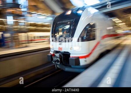 Berlino, Germania. 05th Feb, 2020. Un treno a due piani dal produttore di veicoli ferroviari Stadler (Stadler KISS) viaggerà attraverso un binario nella stazione principale dopo la presentazione nella livrea interurbana della Deutsche Bahn. I nuovi treni saranno in servizio sulla linea Intercity Rostock-Berlin-Dresden a partire dall' 08.03.2020. Credito: Gregor Fischer/Dpa/Alamy Live News Foto Stock