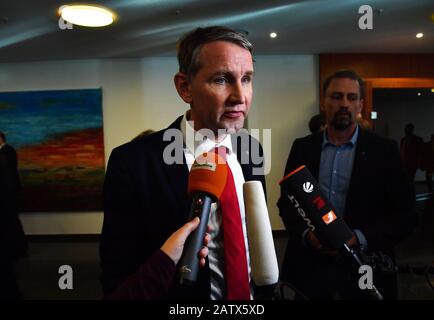 Erfurt, Germania. 05th Feb, 2020. Björn Höcke, leader del partito parlamentare dell'AFD, intervista dopo l'elezione del nuovo primo ministro della Turingia. Sorprendentemente, il politico del FDP Thomas Kemmerich è stato eletto capo di governo per l'elezione del presidente del ministro della Turingia. Credito: Martin Schutt/Dpa-Zentralbild/Dpa/Alamy Live News Foto Stock