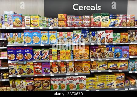 Cereali in vendita in un supermercato del Regno Unito, tra cui Kelllogs, marchio proprio, Nestle. Foto Stock