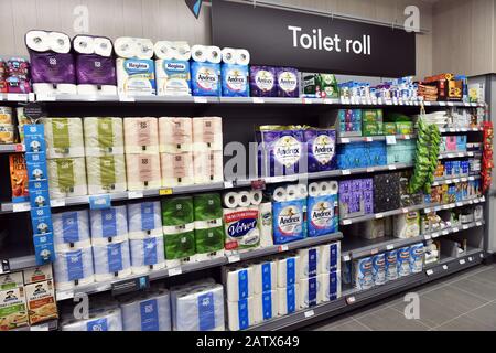 Rotolo di carta igienina in vendita in un supermercato nel Regno Unito Foto Stock