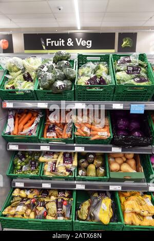 Frutta e verdura in vendita in un supermercato Foto Stock