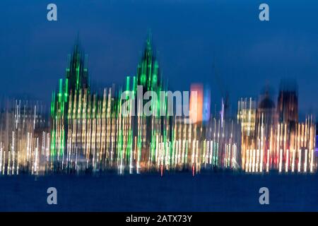 L'edificio Royal Liver e' illuminato sullo skyline del fronte mare di notte Foto Stock