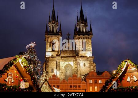 Torri della Chiesa di Nostra Signora in una chiara serata di dicembre nel centro storico di Praga, Repubblica Ceca Foto Stock