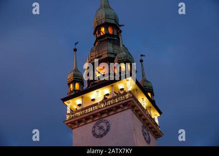 La torre illuminata del vecchio municipio di Brno, Repubblica Ceca Foto Stock