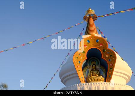 Lo Stupa di Kalacharka vicino al centro buddista di Karma Guen a Velez-Malaga nella regione di Axarquia in Andalusia, Spagna, Europa Foto Stock