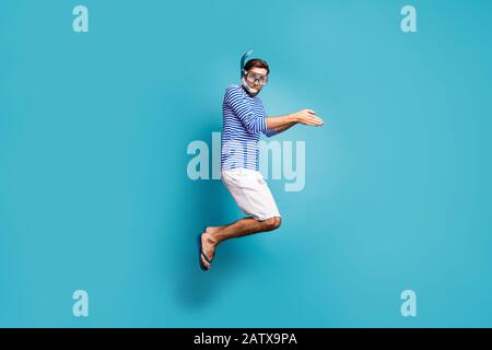 Foto a tutto profilo di funky pazzo ragazzo turistico salto alto nuoto maschera d'acqua tubo immersioni indossare a strisce velista maglia gilet pantaloncini infradito Foto Stock