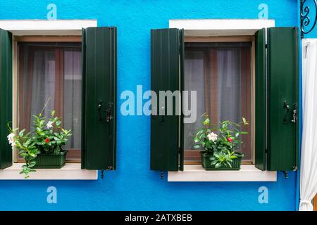 finestra in legno vintage su sfondo blu cemento Foto Stock